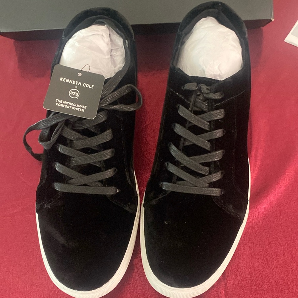 Kenneth Cole Marlow Black Velvet ladies sneakers, size 11 medium neutral footbed